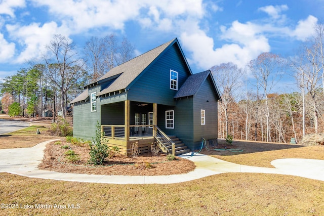 view of front facade featuring a front yard and a porch