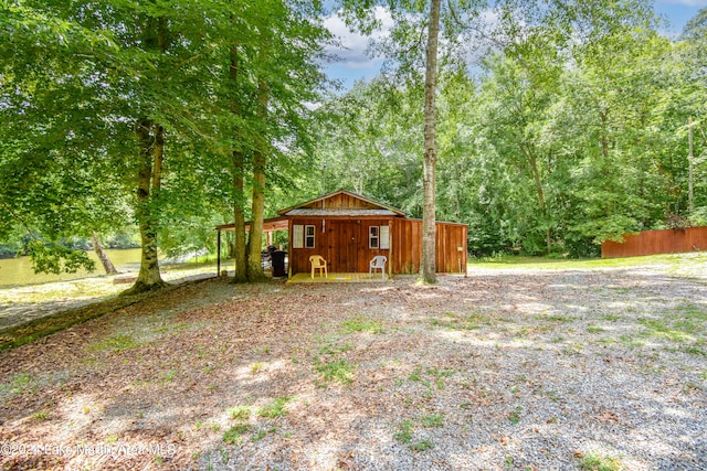 view of yard featuring an outdoor structure