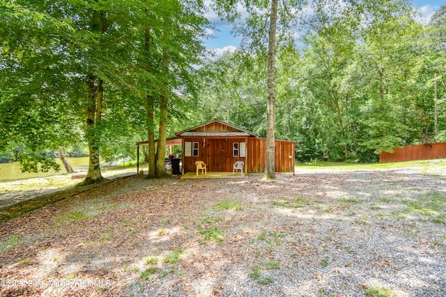 view of yard with an outbuilding