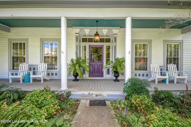 entrance to property featuring covered porch