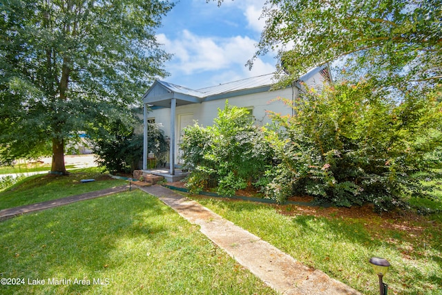 view of front of home featuring a front yard