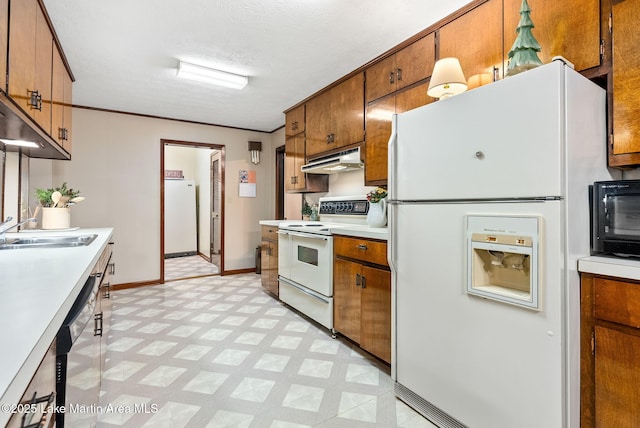 kitchen featuring sink, white appliances, ornamental molding, and a textured ceiling