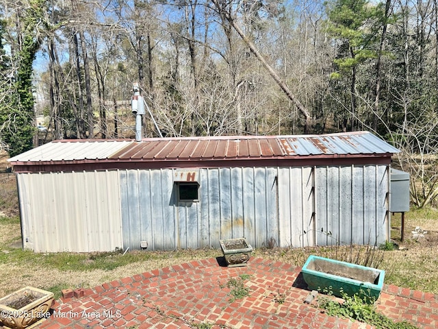 view of outdoor structure with an outbuilding