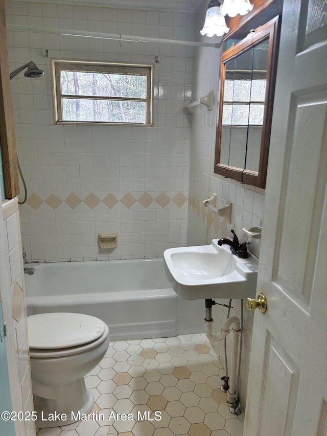 full bath with an inviting chandelier, shower / bathing tub combination, a sink, and toilet