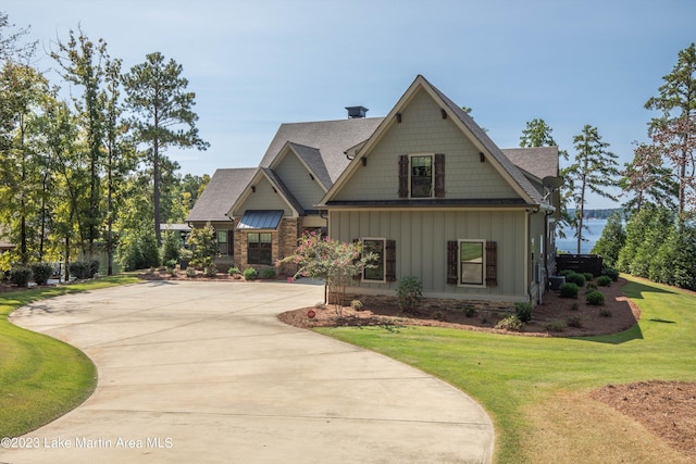 craftsman house with a front yard