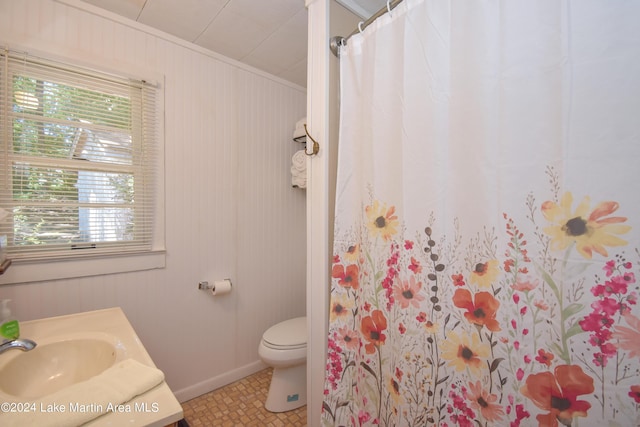 bathroom featuring tile patterned floors, crown molding, toilet, vanity, and a shower with shower curtain