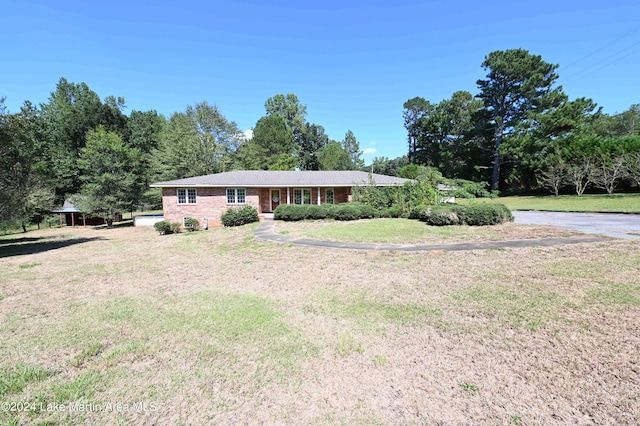 ranch-style home featuring a front lawn