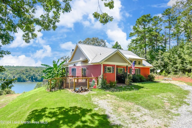 view of front of house featuring a water view and a front lawn