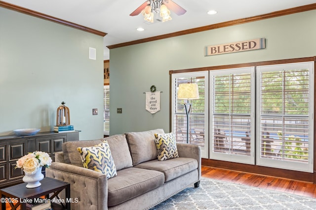 living room with crown molding, ceiling fan, wood finished floors, and recessed lighting