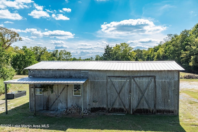 view of outdoor structure featuring an outbuilding