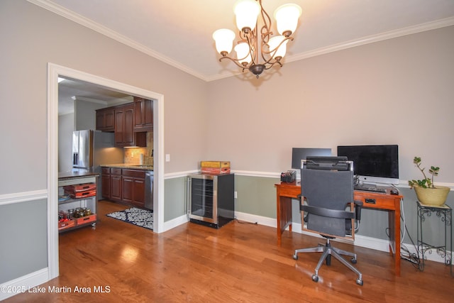 office featuring a notable chandelier, beverage cooler, wood finished floors, crown molding, and baseboards