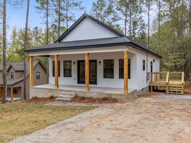 view of front of house featuring a porch and a front yard