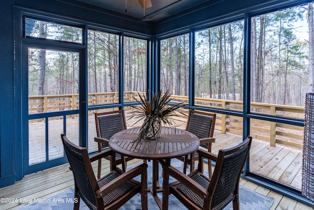 sunroom featuring ceiling fan