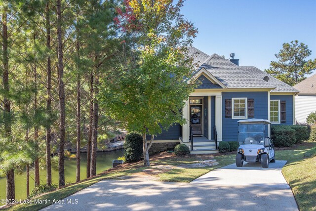 view of front of property featuring a front lawn