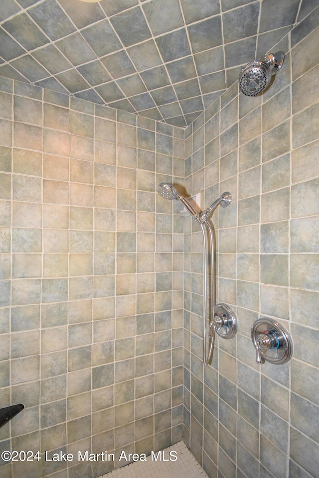 bathroom featuring tiled shower