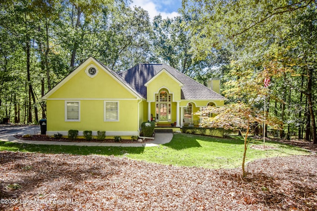 view of front of property with a front lawn