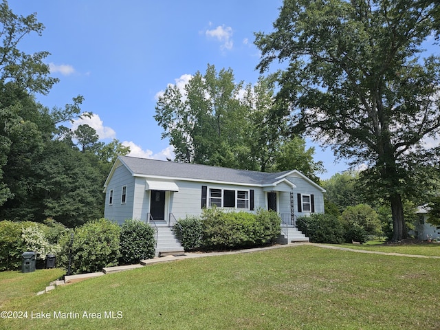 view of front of house with a front lawn