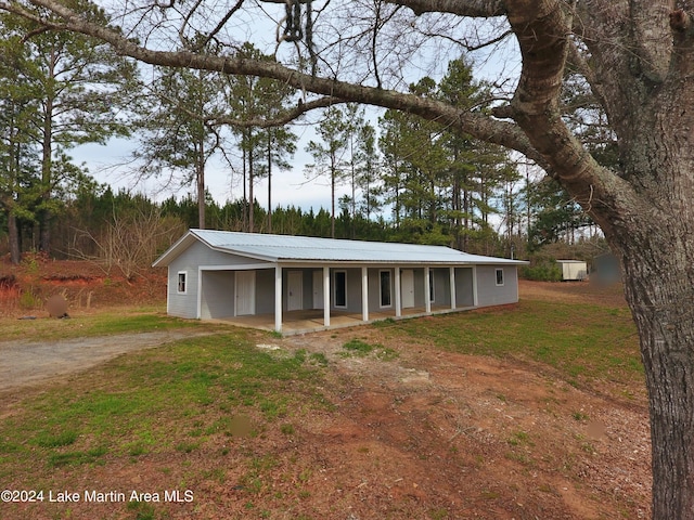 view of front of property with a front lawn