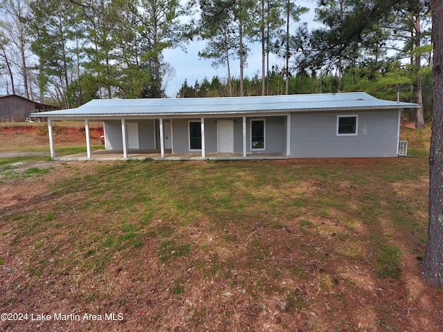 single story home featuring a front lawn