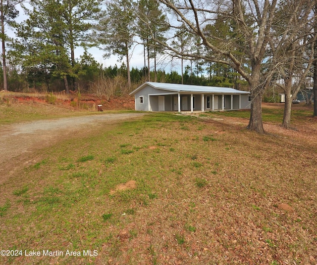 view of front facade featuring a front yard