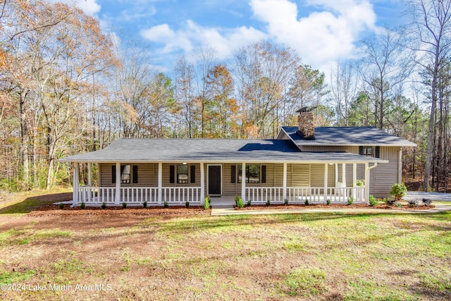 view of front of home featuring a front lawn