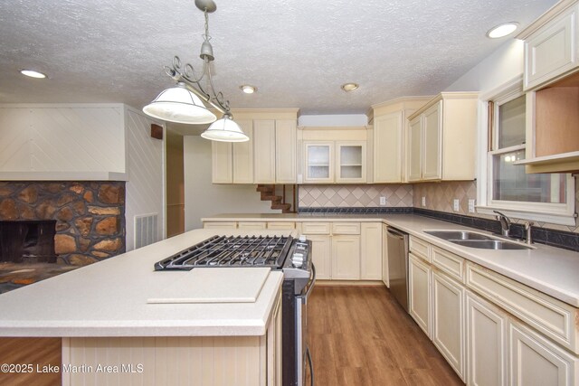 485 Ridgeview Dr, Alexander City, AL 35010 - kitchen with appliances with stainless steel finishes, cream cabinetry, wood finished floors, light countertops, and a center island
