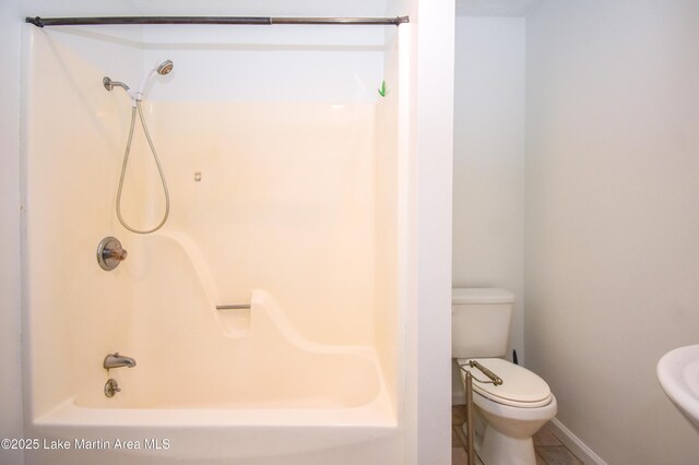 485 Ridgeview Dr, Alexander City, AL 35010 - full bath featuring toilet and shower / tub combination