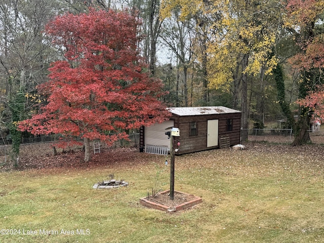 view of yard featuring an outbuilding