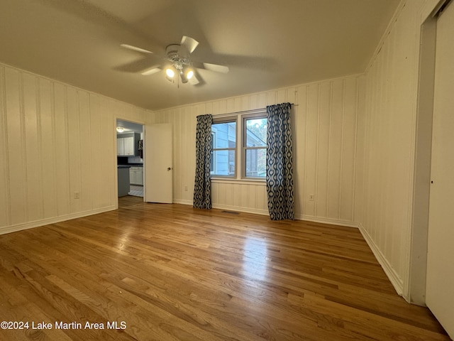 empty room with light hardwood / wood-style flooring and ceiling fan