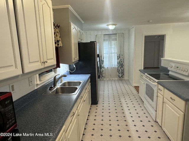 kitchen with stainless steel fridge, electric range, crown molding, and sink