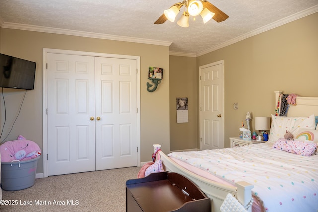 bedroom with ceiling fan, a closet, crown molding, and a textured ceiling