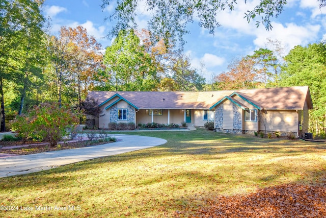 ranch-style house featuring a front yard