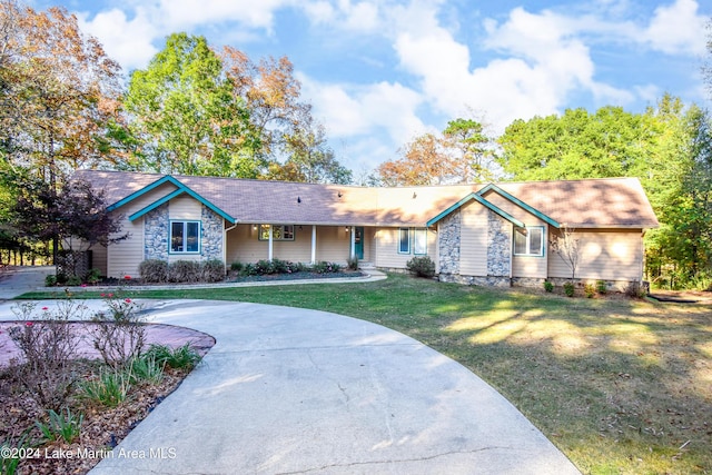 ranch-style home featuring a front lawn