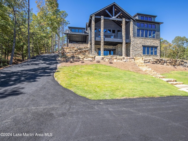 view of front of house featuring a front lawn