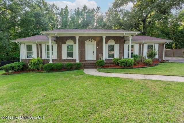 view of front facade with a front lawn