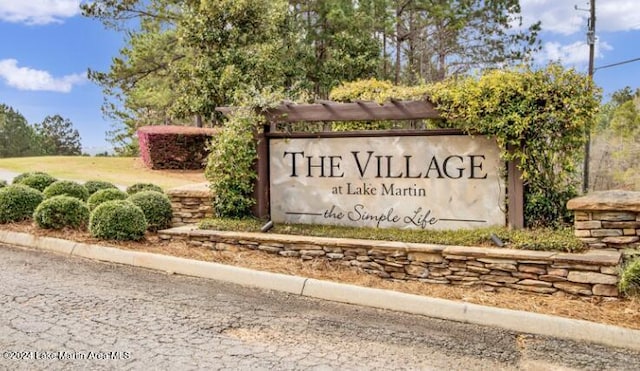 view of community / neighborhood sign