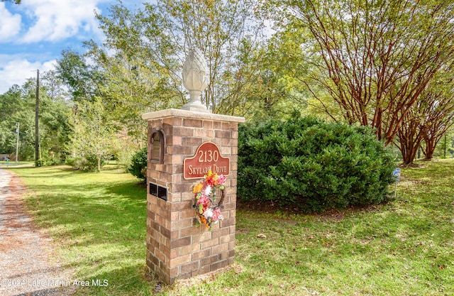 community sign with a lawn