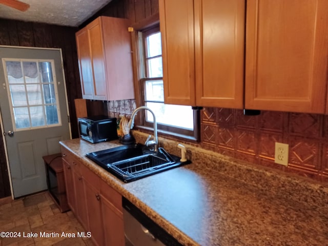 kitchen with tasteful backsplash, ceiling fan, sink, and a textured ceiling