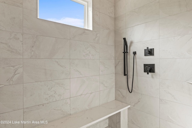 bathroom featuring a tile shower