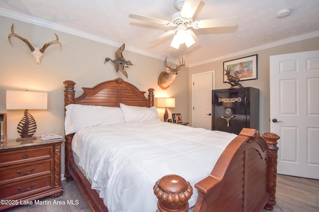 bedroom featuring crown molding, a ceiling fan, and wood finished floors