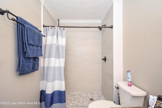 full bath with a tile shower, toilet, a textured ceiling, and ornamental molding