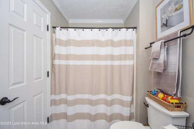 full bathroom featuring ornamental molding, toilet, and a shower with shower curtain