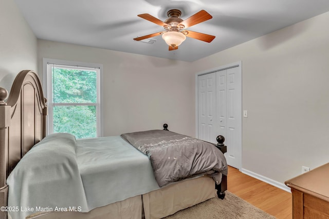 72 Christopher Cir, Alexander City, AL 35010 - bedroom with wood finished floors, a closet, and a ceiling fan