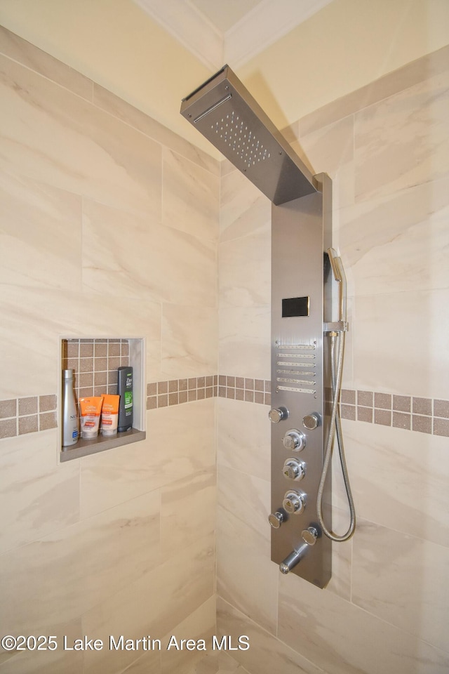 bathroom featuring tiled shower