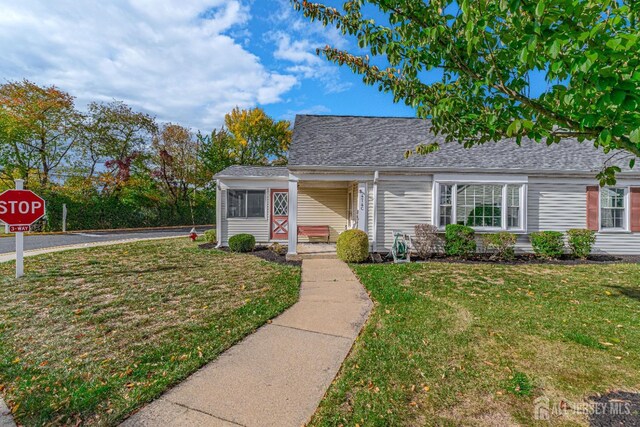 view of front of property with a front lawn