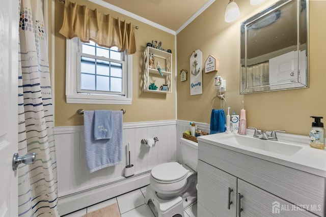 full bathroom featuring crown molding, wainscoting, toilet, vanity, and a shower with shower curtain