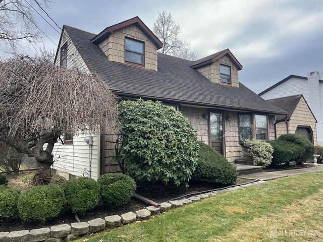 new england style home with a front lawn