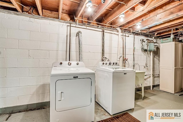 20 Melville Rd, Edison, NJ 08817 - laundry area with washing machine and dryer