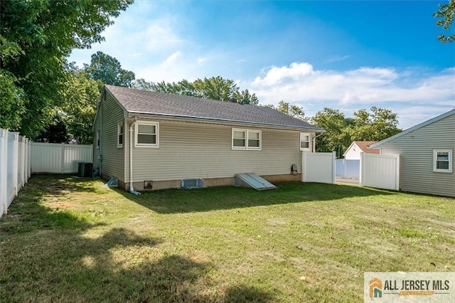 20 Melville Rd, Edison, NJ 08817 - rear view of house featuring a fenced backyard