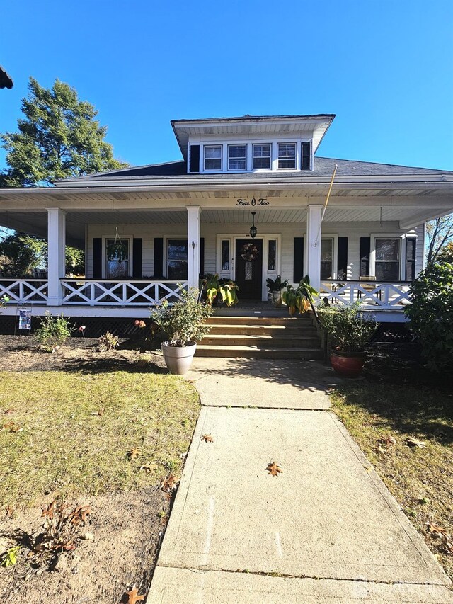 view of front facade featuring a front yard